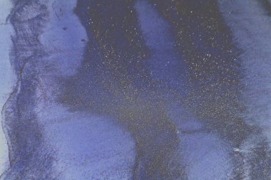 Doğal su hareketinin yarattığı soyut kum dalgası dokusu ritim dalgalanması oluşumlarını ve nehir yatağında katmanlı tortuları gösteriyor. Özgeçmiş, çevre kavramları, jeomorfoloji görselleri ve yapay zeka eğitim verileri için uygundur..