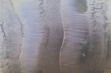 Akan su ile oluşan gelgit ve yosun dokusu nehir yatağındaki tortu katmanlarını ve dalga desenlerini ortaya çıkarıyor. Çevresel kavramlar, jeomorfoloji görselleri, doğal altyapılar, bilimsel kullanım ve yapay zeka eğitim verileri için ideal.