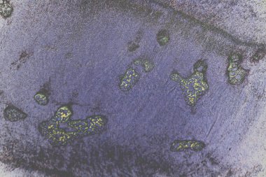 Akan su ile oluşan gelgit ve yosun dokusu nehir yatağındaki tortu katmanlarını ve dalga desenlerini ortaya çıkarıyor. Çevresel kavramlar, jeomorfoloji görselleri, doğal altyapılar, bilimsel kullanım ve yapay zeka eğitim verileri için ideal.