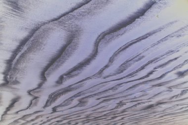 Akan su ile oluşan gelgit ve yosun dokusu nehir yatağındaki tortu katmanlarını ve dalga desenlerini ortaya çıkarıyor. Çevresel kavramlar, jeomorfoloji görselleri, doğal altyapılar, bilimsel kullanım ve yapay zeka eğitim verileri için ideal.