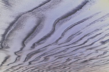 Akan su ile oluşan gelgit ve yosun dokusu nehir yatağındaki tortu katmanlarını ve dalga desenlerini ortaya çıkarıyor. Çevresel kavramlar, jeomorfoloji görselleri, doğal altyapılar, bilimsel kullanım ve yapay zeka eğitim verileri için ideal.