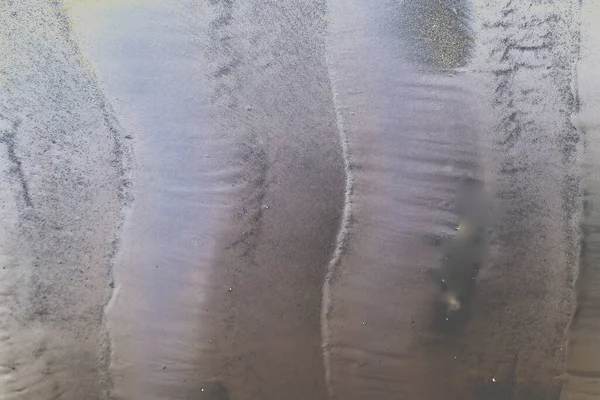 Akan su ile oluşan gelgit ve yosun dokusu nehir yatağındaki tortu katmanlarını ve dalga desenlerini ortaya çıkarıyor. Çevresel kavramlar, jeomorfoloji görselleri, doğal altyapılar, bilimsel kullanım ve yapay zeka eğitim verileri için ideal.