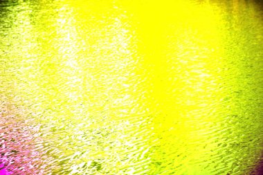 beyaz üzerine yağ damlaları olan gökkuşağı soyut arkaplan