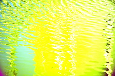 Renkli yansımaları olan soyut su arkaplanı