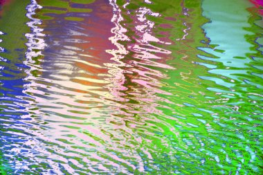 Su damlaları ile gökkuşağı soyut arkaplan