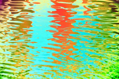 gökkuşağı renkleri suya yansıyor