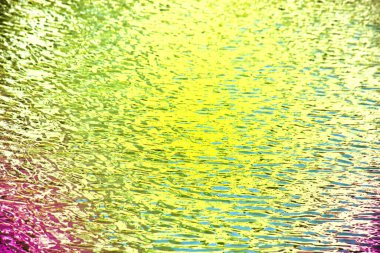 Cam yüzeyde renkli damlalar.