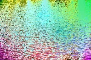 Suya yansıyan gökkuşağı renkleri