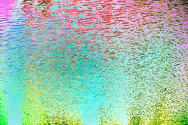 Gökkuşağı gölünün arka planında suyun gökkuşağı yansıması.