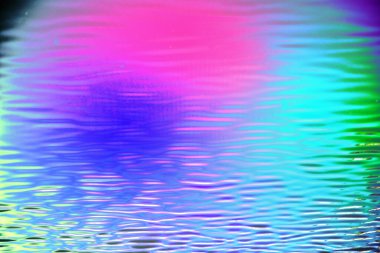 Nehirdeki suyun yansıması