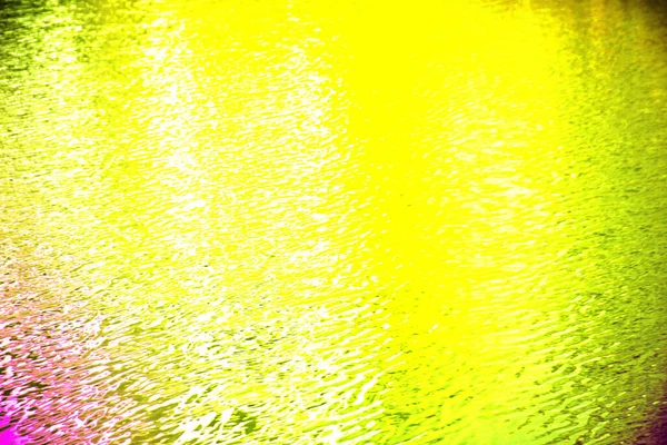 beyaz üzerine yağ damlaları olan gökkuşağı soyut arkaplan