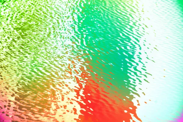 Su yüzeyinde yağ damlaları olan soyut gökkuşağı arkaplanı