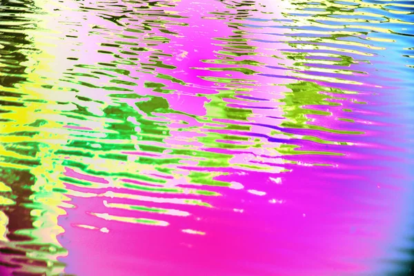 bir su yüzeyinde gökkuşağı renkleri yansıması