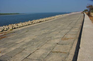 Cox 's Bazar, Bangladeş' teki Maheshkhali Kanalı boyunca yer alan beton blok seti ve kıyı şeridi erozyon kontrolü ve deniz altyapısı için ağır görev taşları ve çimento yapıları yer alıyor..