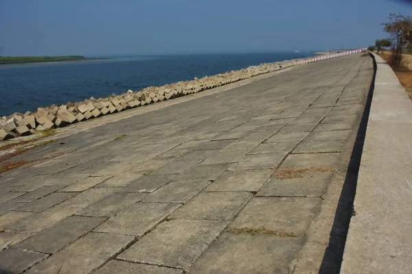 Cox 's Bazar, Bangladeş' teki Maheshkhali Kanalı boyunca yer alan beton blok seti ve kıyı şeridi erozyon kontrolü ve deniz altyapısı için ağır görev taşları ve çimento yapıları yer alıyor..