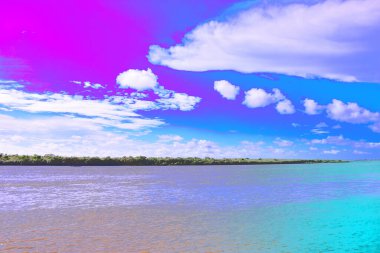 Sakin Kıyı Suyunun Üzerinde Renkli Gradyan Gökyüzü