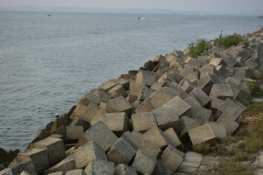 Sakin Nehir Kıyısı Boyunca Somut Blok Duvarı