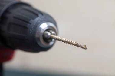 İş yerinde tornavida veya matkap makinesi.