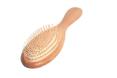 Tahta masaj saç fırçası beyaz arkaplanda izole edilmiş..
