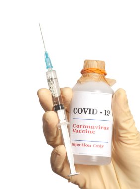 Covid-19 aşı şişesi ve şırınga doktorun elinde..