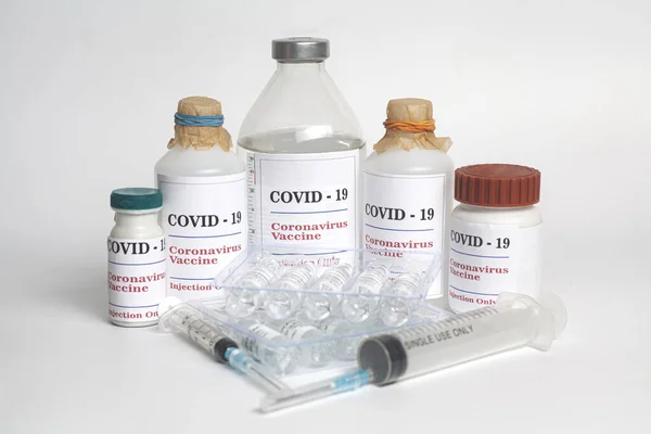 Коронавирусная вакцина Вакцина флаконы лекарств Ковид-19 со шприцем — стоковое фото