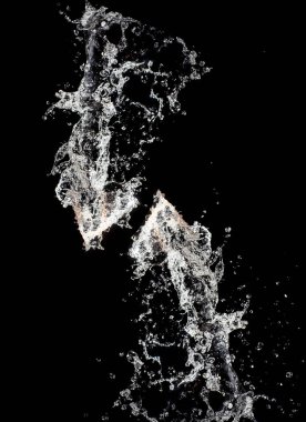 Siyah arkaplanda su sıçraması.