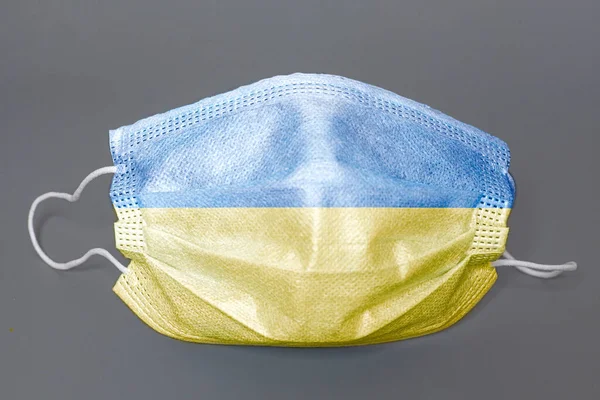 Máscara Protectora Médica Con Bandera Ucrania Sobre Fondo Gris — Foto de Stock