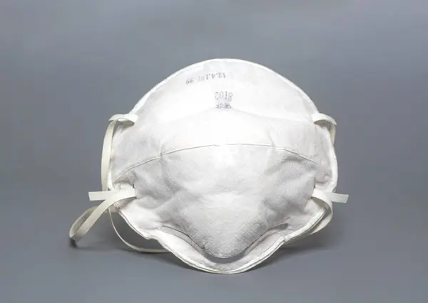 Máscara Proteção Médica Branca Fundo Cinza — Fotografia de Stock