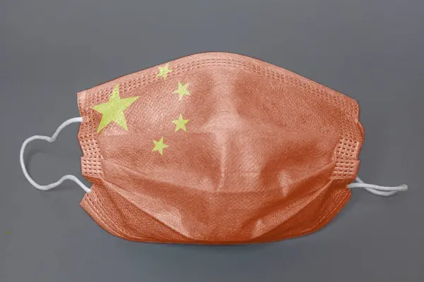 Máscara Protectora Médica Con Bandera China Sobre Fondo Gris — Foto de Stock