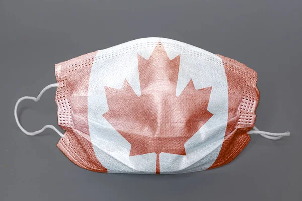 Máscara Protectora Médica Con Bandera Canadá Sobre Fondo Gris — Foto de Stock