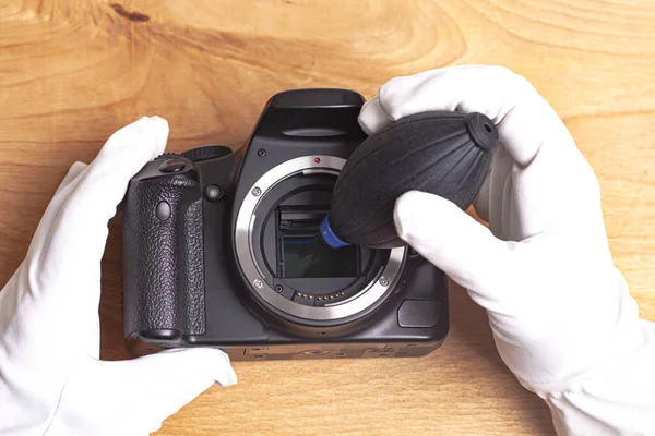 Hand Wearing White Gloves Cleaning Camera Air Dust Blower Professional — Stock Photo, Image