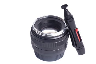 Kamera lensi ve lens temizleyici kalem beyaz arkaplanda izole edildi.