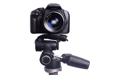 Siyah tripodun üzerindeki dijital fotoğraf makinesi beyaz arkaplanda izole edilmiş..
