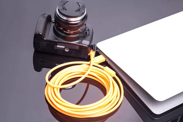 Digitale Fotokamera Mit Orangefarbenem Rollenkabel Laptop Angeschlossen — Stockfoto