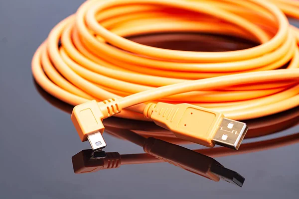 黑色背景上的橙色滚动式电缆 — 图库照片
