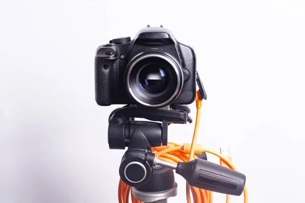 Digital Fotokamera Svart Stativ Med Orange Kabel — Stockfoto