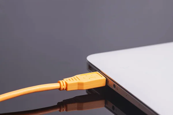 Laptop Pomarańczowym Kablem Usb — Zdjęcie stockowe