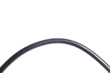 Beyaz arkaplanda siyah kablo izole edildi.