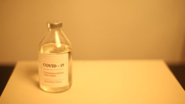 Covid-19 aşısı ve ilaç şişesiyle enjeksiyon..