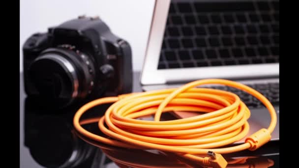 Cámara Fotográfica Digital Conectada Portátil Con Cable Laminado Naranja — Vídeo de stock