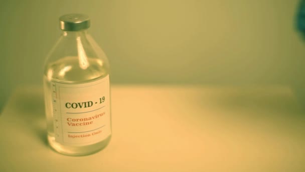 Aguja de inyección con vacuna Covid-19 y frasco de medicamento. — Vídeos de Stock