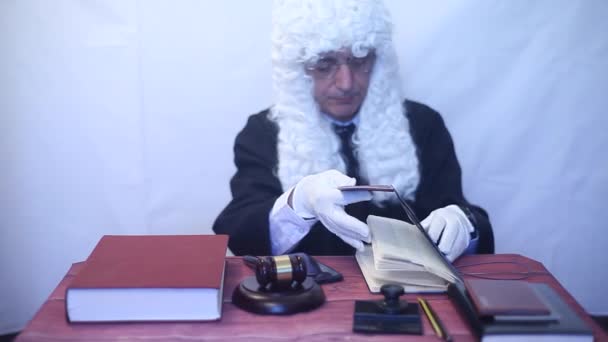 Bíró Ítéletet Hoz Kalapácsot Egy Háztömbről Bíróságon — Stock videók