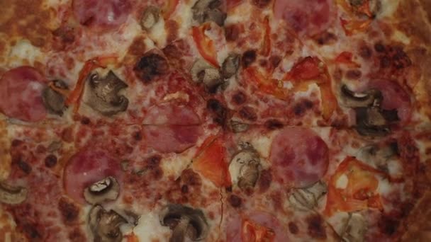 新鲜的烤比萨饼与西红柿 腊肠和奶酪莫扎拉轮流托盘的顶部视图 — 图库视频影像