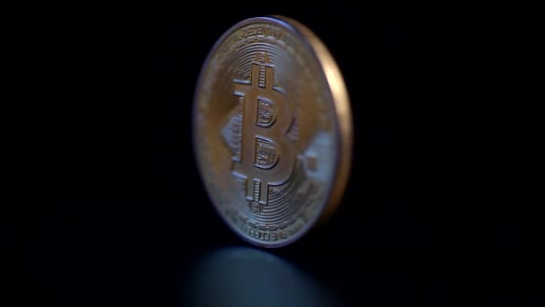 Bitcoin Crypto Νόμισμα Κέρμα Περιστρέφεται Σκοτεινό Φόντο — Αρχείο Βίντεο