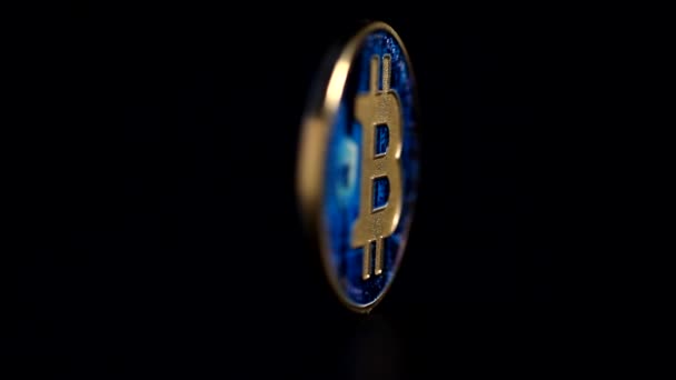 Kryptowährung Bitcoin Rotiert Auf Dunklem Hintergrund — Stockvideo