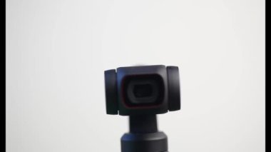 Eylem Kamerası beyaz arkaplanda video çeker