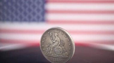 Amerikan bayrak arka planında dönen Amerikan gümüş sikkesi