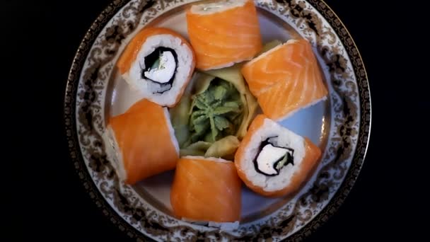 Sushi Rolls Rotuje Talíři — Stock video