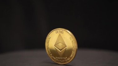 Altın Ethereum kripto para birimi siyah arka planda dönüyor