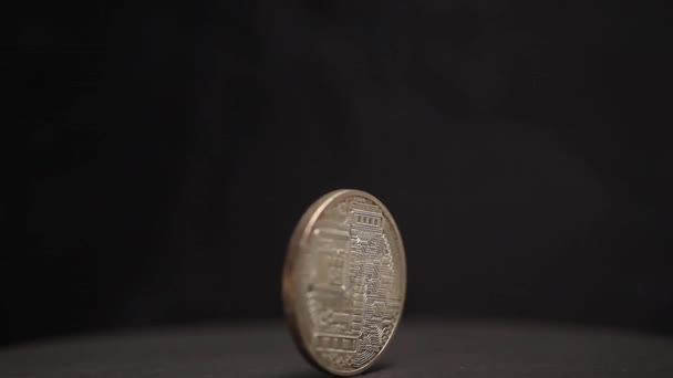 Zlatý Bitcoin kryptoměna mince točení na černém pozadí — Stock video